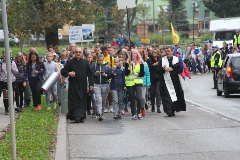 Pielgrzymka dzieci do Rostkowa