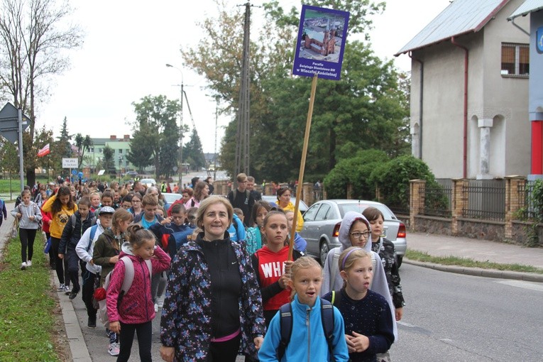 Pielgrzymka dzieci do Rostkowa