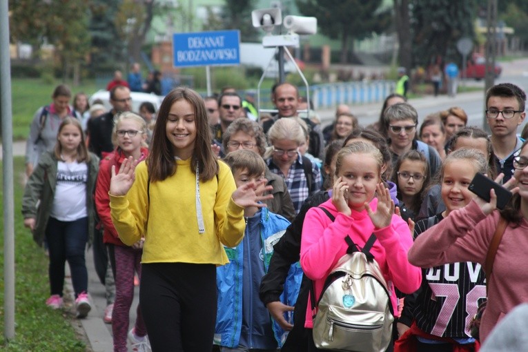 Pielgrzymka dzieci do Rostkowa