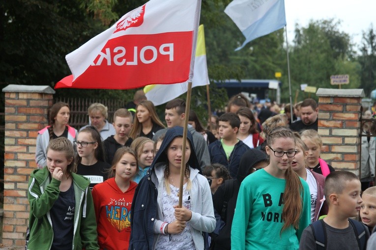 Pielgrzymka dzieci do Rostkowa