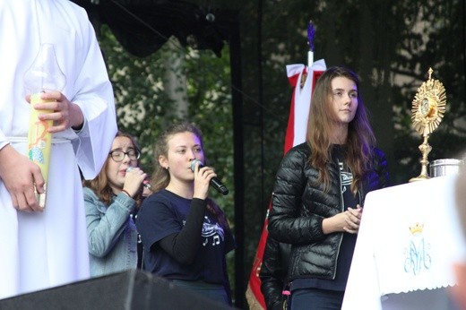 Pielgrzymka dzieci do Rostkowa