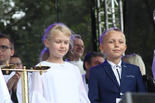 Pielgrzymka dzieci do Rostkowa