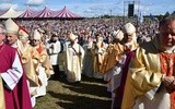 Tysiące wiernych na Mszy św. w Skrzatuszu