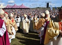 Tysiące wiernych na Mszy św. w Skrzatuszu
