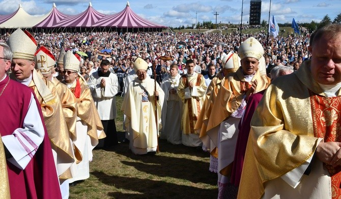 Tysiące wiernych na Mszy św. w Skrzatuszu