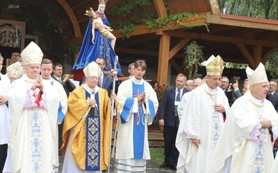 Abp Jędraszewski: Maryja uczy nas nieść krzyż