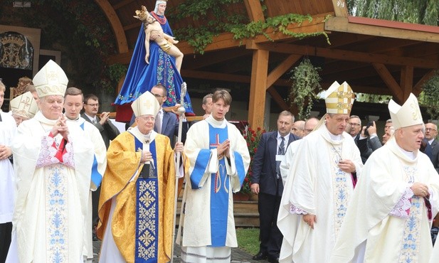 Abp Jędraszewski: Maryja uczy nas nieść krzyż