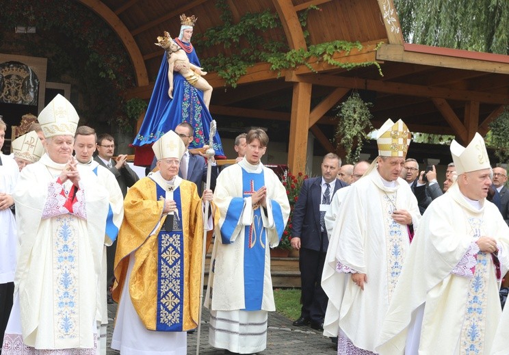 Abp Jędraszewski: Maryja uczy nas nieść krzyż