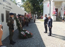 Zebrani oddali hołd polskim żołnierzom, składając wiązanki