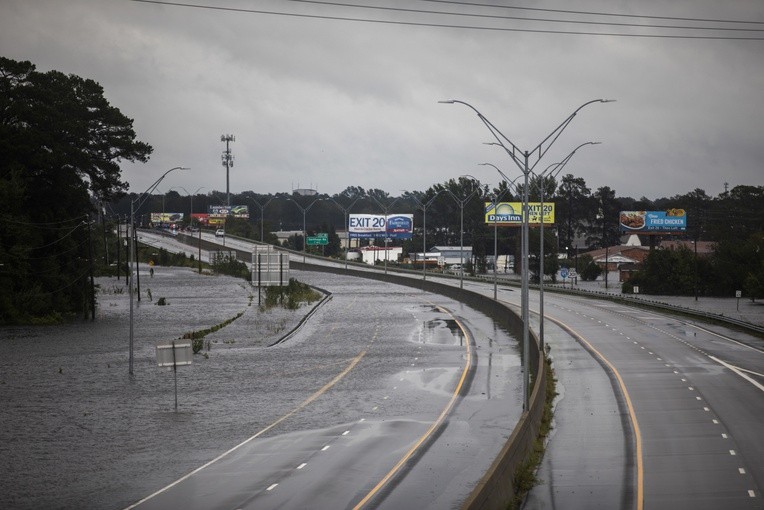 Już 17 ofiar śmiertelnych burzy tropikalnej Florence w USA