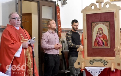 Gości w kościele pw. Krzyża Świętego przywitał ks. Radosław Kisiel, dyrektor Caritas Diecezji Świdnickiej