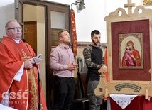 Gości w kościele pw. Krzyża Świętego przywitał ks. Radosław Kisiel, dyrektor Caritas Diecezji Świdnickiej