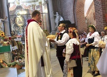 Delegacje różnych parafii złożyły dary przed ołtarzem. 