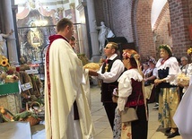 Delegacje różnych parafii złożyły dary przed ołtarzem. 