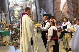 Delegacje różnych parafii złożyły dary przed ołtarzem. 