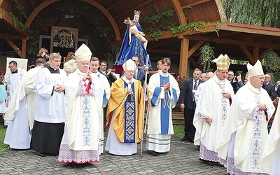 ▲	Figura MB Bolesnej w procesji  pod przewodnictwem biskupów powraca  do bazyliki.