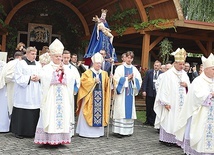 ▲	Figura MB Bolesnej w procesji  pod przewodnictwem biskupów powraca  do bazyliki.