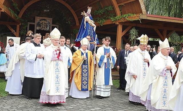 ▲	Figura MB Bolesnej w procesji  pod przewodnictwem biskupów powraca  do bazyliki.