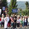 ▲	Pątnicy w drodze do Ślemienia.