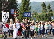 ▲	Pątnicy w drodze do Ślemienia.