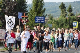 ▲	Pątnicy w drodze do Ślemienia.