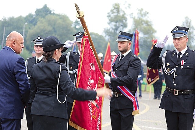 ▲	Odznaką udekorowany został też sztandar Straży Pożarnej Istebna Centrum.