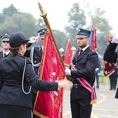 ▲	Odznaką udekorowany został też sztandar Straży Pożarnej Istebna Centrum.