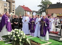 ▲	Pogrzeb zasłużonego księdza społecznika.