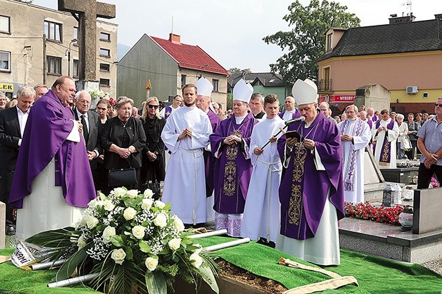 ▲	Pogrzeb zasłużonego księdza społecznika.