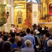 ▼	Doroczne święto u dominikanów gromadzi licznych pielgrzymów.