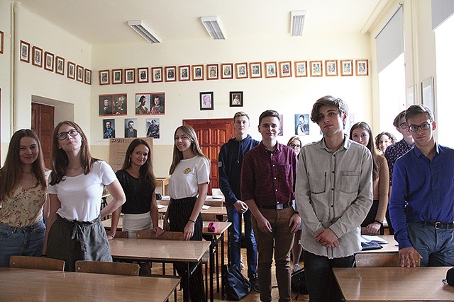 Młodzież na niektórych zajęciach pracuje w małych grupach.