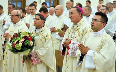 Kard. Luis Tagle  i bp Andrzej Jeż. 