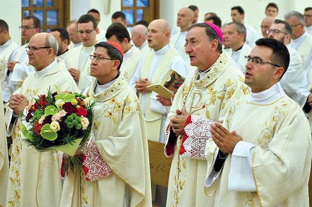 Kard. Luis Tagle  i bp Andrzej Jeż. 