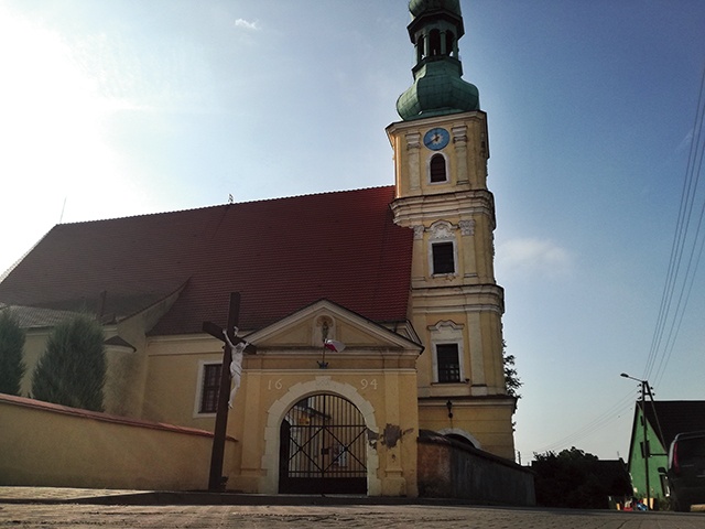 ▲	Kościół parafialny jest zabytkiem pochodzącym z przełomu wieków XIV i XV, przebudowywanym w wiekach XVI, XVII i XVIII. Jego wystrój jest głównie barokowy, ale wiele elementów pochodzi z wcześniejszych okresów. 