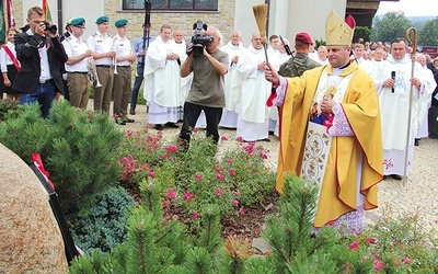 Biskup Leszek Leszkiewicz poświęcił pamiątkową tablicę z okazji 700. rocznicy lokacji wsi.
