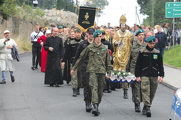 ▲	Wielobarwny pochód.