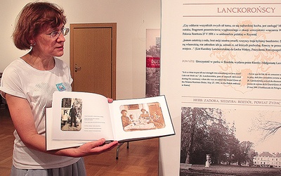 ▲	Beata Trzmielewska prezentuje album rodu Lanckorońskich.