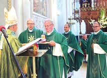 Okolicznościowy medal dla „Gościa Radomskiego AVE” odebrał od bp. Henryka Tomasika ks. Zbigniew Niemirski. Drugi od lewej ks. Jacek Wieczorek.