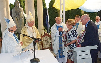 Państwo Tępińscy, fundatorzy kaplicy, ofiarowali abp. Wacławowi Depo i bp. Henrykowi Tomasikowi okolicznościowe ryngrafy.