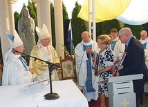 Państwo Tępińscy, fundatorzy kaplicy, ofiarowali abp. Wacławowi Depo i bp. Henrykowi Tomasikowi okolicznościowe ryngrafy.