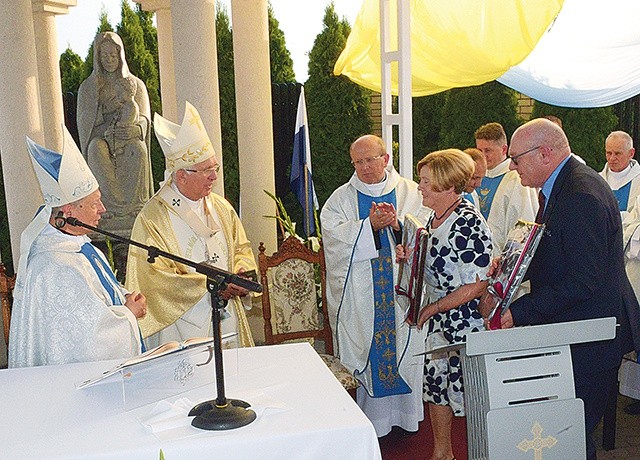 Państwo Tępińscy, fundatorzy kaplicy, ofiarowali abp. Wacławowi Depo i bp. Henrykowi Tomasikowi okolicznościowe ryngrafy.