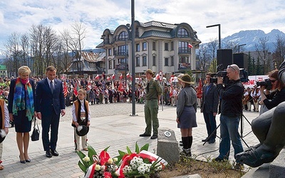 ▲	Plac Niepodległości w Zakopanem jest miejscem, gdzie świętowane są np. rocznice uchwalenia Konstytucji 3 maja. Jeszcze przed wyborami prezydenckimi brał w nich udział m.in. Andrzej Duda.