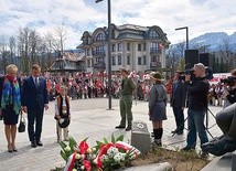 ▲	Plac Niepodległości w Zakopanem jest miejscem, gdzie świętowane są np. rocznice uchwalenia Konstytucji 3 maja. Jeszcze przed wyborami prezydenckimi brał w nich udział m.in. Andrzej Duda.