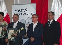 ▲	 Wyróżnienie odebrał ks. Bogusław Pitucha, dyrektor diecezjalnej Caritas.