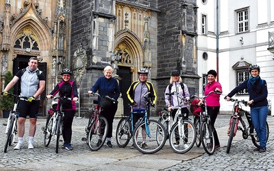 Spod katedry wyruszyło siedmiu rowerzystów, ale w drodze dogonił ich ósmy.