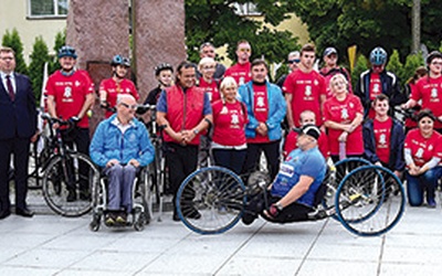 ▼	Rowerzyści wyruszyli z placu Solidarności.