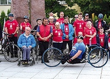 ▼	Rowerzyści wyruszyli z placu Solidarności.