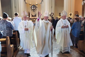 Bp Grzegorz Olszowski po święceniach. Obok niego pozostali katowiccy biskupi pomocniczy: Marek Szkudło (z lewej) i Adam Wodarczyk (z prawej).