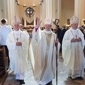 Bp Grzegorz Olszowski po święceniach. Obok niego pozostali katowiccy biskupi pomocniczy: Marek Szkudło (z lewej) i Adam Wodarczyk (z prawej).
