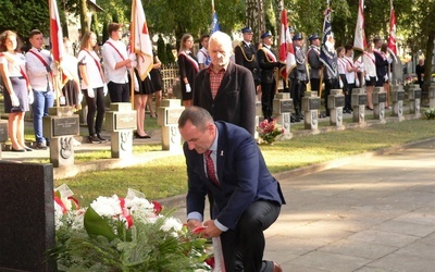 Delegacje złożyły kwiaty pod pomnikiem ofiar II wojny światowej i pomnikiem AK